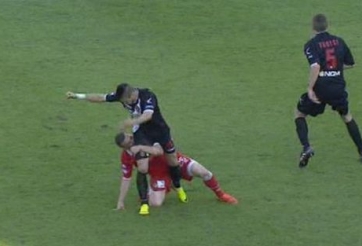 Video bóng đá: Bắt chước Suarez, sao Serie B dùng răng cắn đối phương